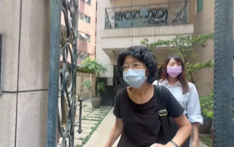 柯文哲妻子陳佩琪(黑衣)傳出31日將飛往美國,她下週在北市聯合醫院的門診也全都請假。(圖/中天新聞)