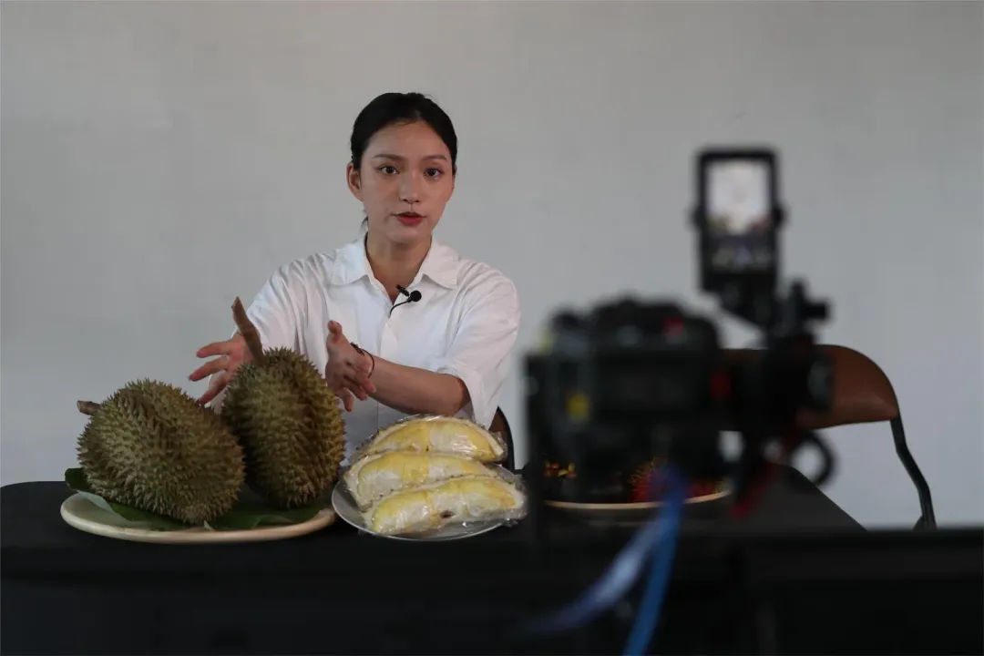 天貓美食直播間的主播向大陸網友推銷泰國榴槤（圖／新華社）