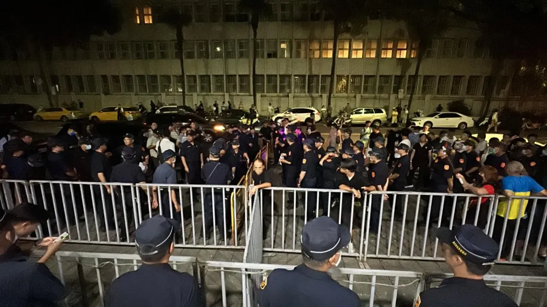 有柯粉與柯黑在北檢外火爆對嗆，警方加派警力將雙方隔開。（圖/塗豐駿攝）