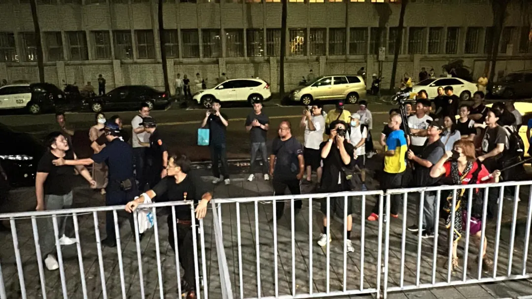 柯粉與柯黑在北檢外火爆對嗆。（圖/塗豐駿攝）