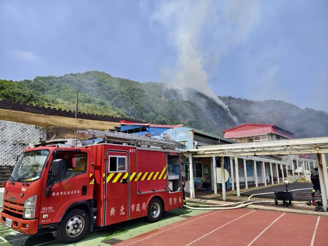 由於現場很多地方上不去打不到火點,現在儘量阻隔延燒,稍後將會出動直升機滅火。(圖/警方提供)