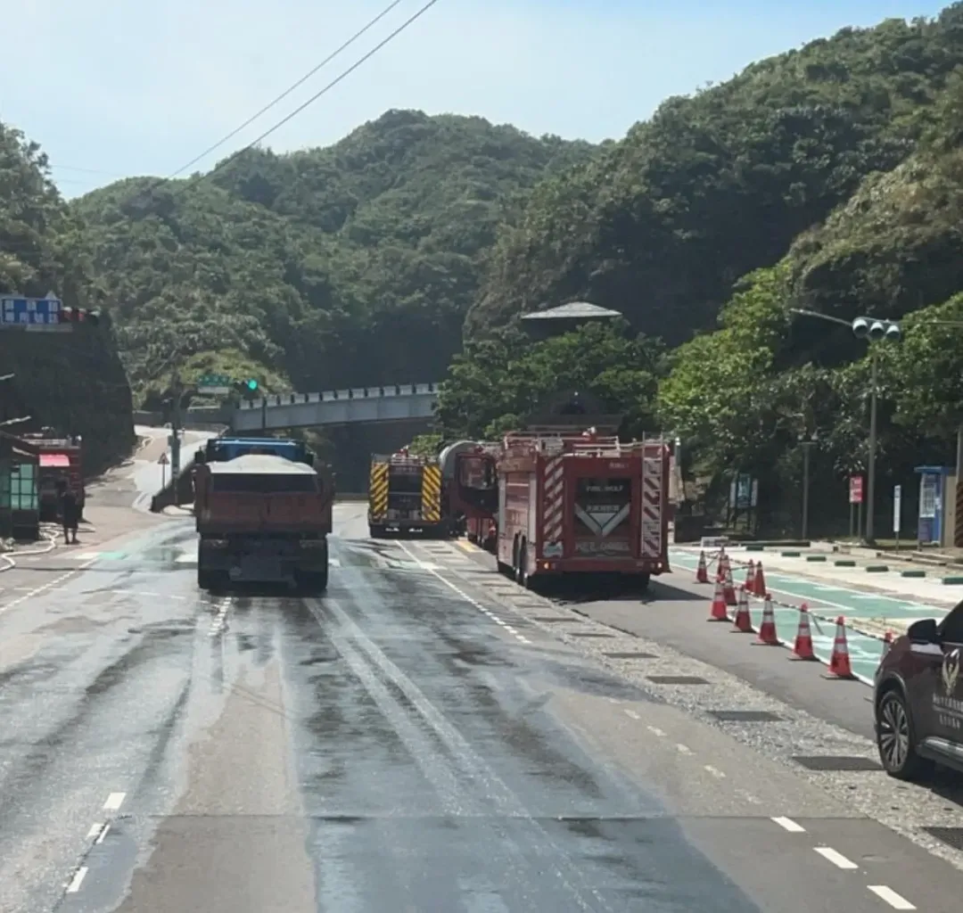 警消出動42車134人前往搶救。(圖/警方提供)