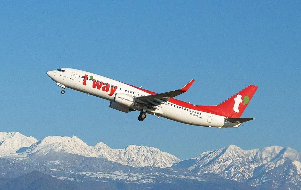 南韓廉航德威航空31日從高雄飛往仁川的班機出現訊號異常,延後起飛。(圖/翻攝自Facebook@T'way Air - 德威航空)