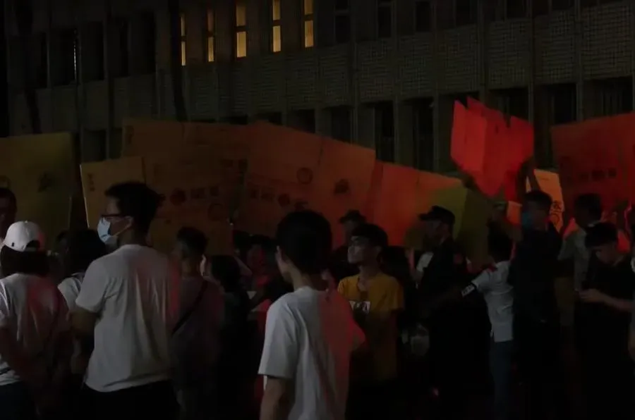 不少支持者為了病患隱私,並組成人牆和拿起紙板擋住媒體拍攝。(圖/中天新聞)