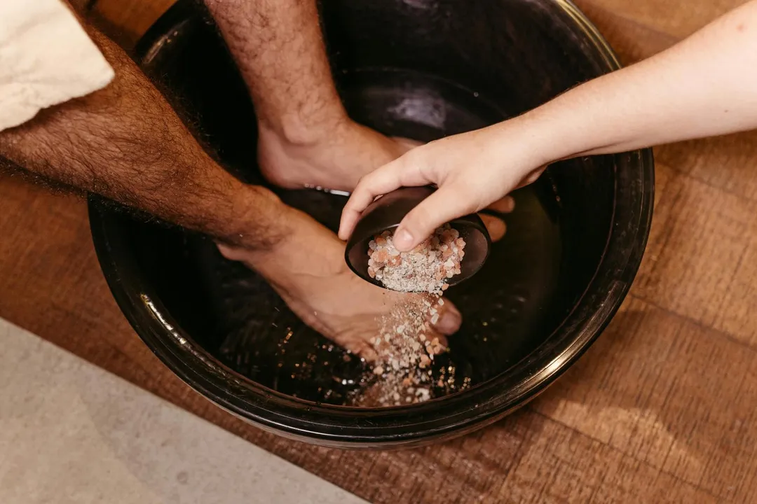 對於輕微症狀或日常保健，許醫師推薦中藥泡腳輔助緩解法。（圖／Pixabay）