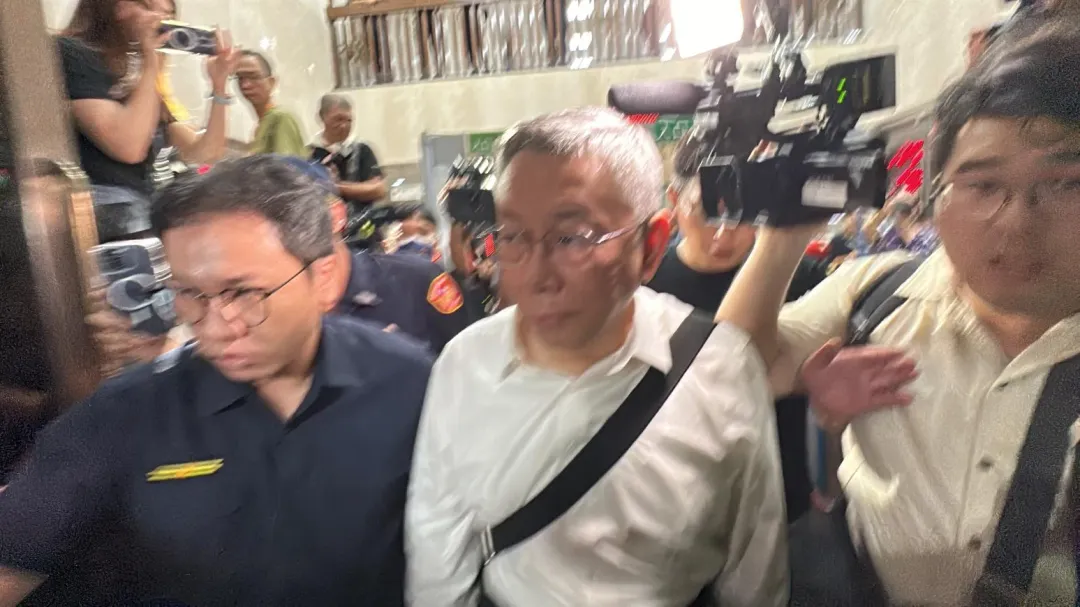 柯文哲無保請回離開北院。(圖/塗豐駿攝)