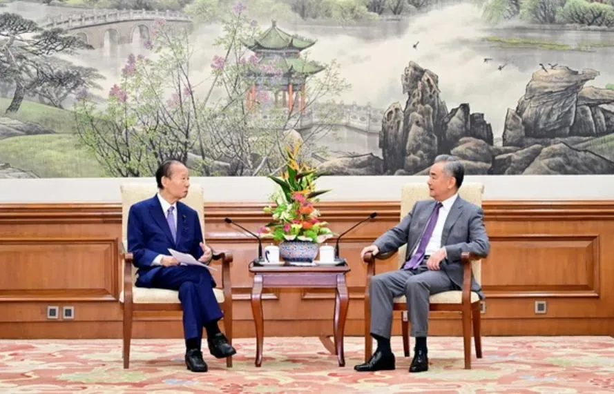 王毅(右)與二階俊博(左)等人會面時，對於向日本出借貓熊，「積極地表示自己將負責推進此事」。（圖／翻攝大陸外交部）