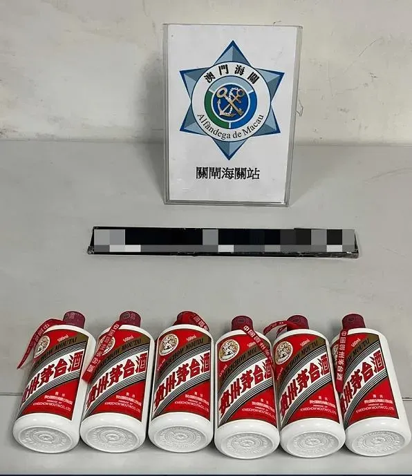 企圖走私闖關的六瓶茅台酒(圖/翻攝微博)
