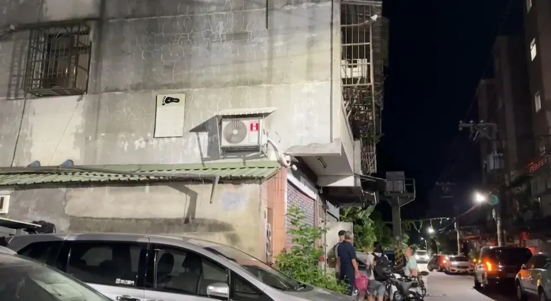 事發在今天下午5時許，地點位於新北市蘆洲區三民路上的巷弄公寓大樓。（圖／翻攝畫面）