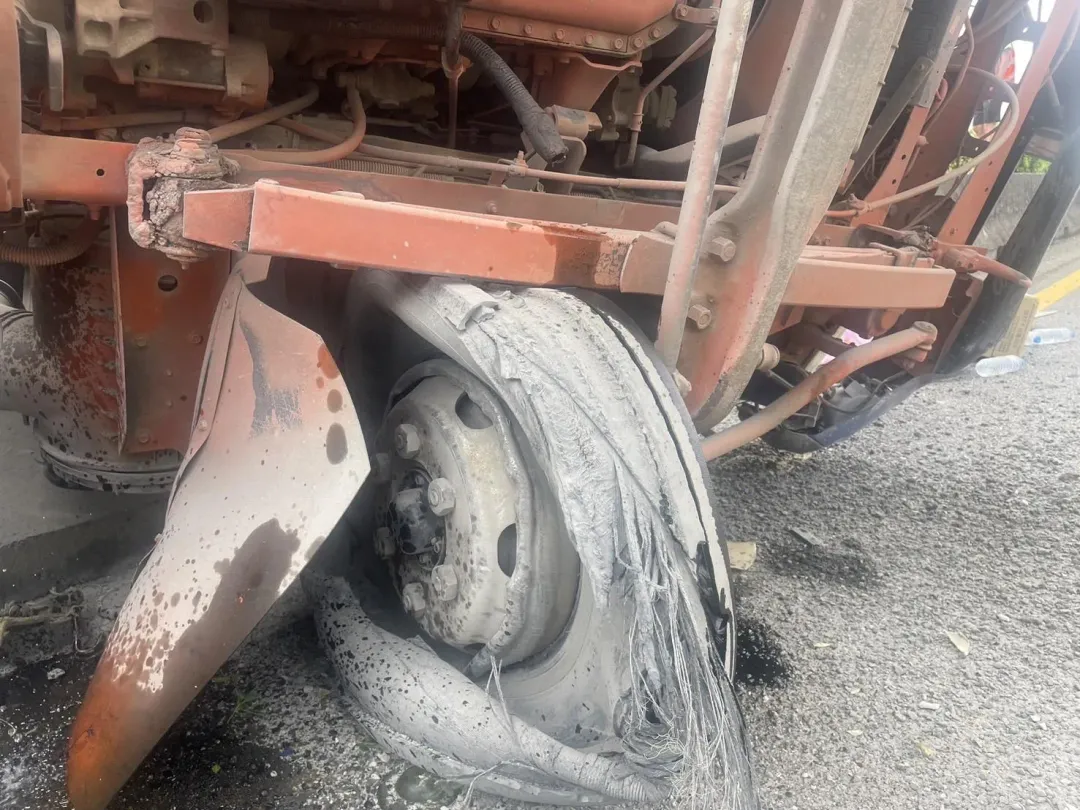 大貨車疑因左前輪爆胎。（圖／翻攝畫面）