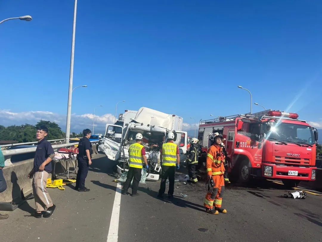 車殼零件散落一地,而駕駛表情痛苦地坐在駕駛座上,待醫護救援。(圖/翻攝畫面)
