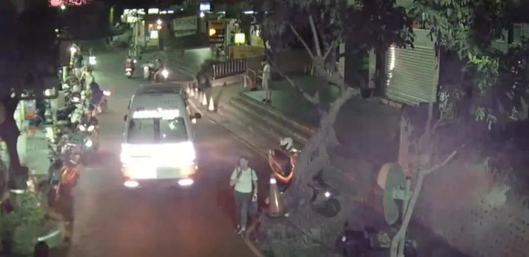 房仲王男手腕遭割傷,黃男腹部疑似被刺中,所幸送醫治療後並無礙。(圖/翻攝畫面)