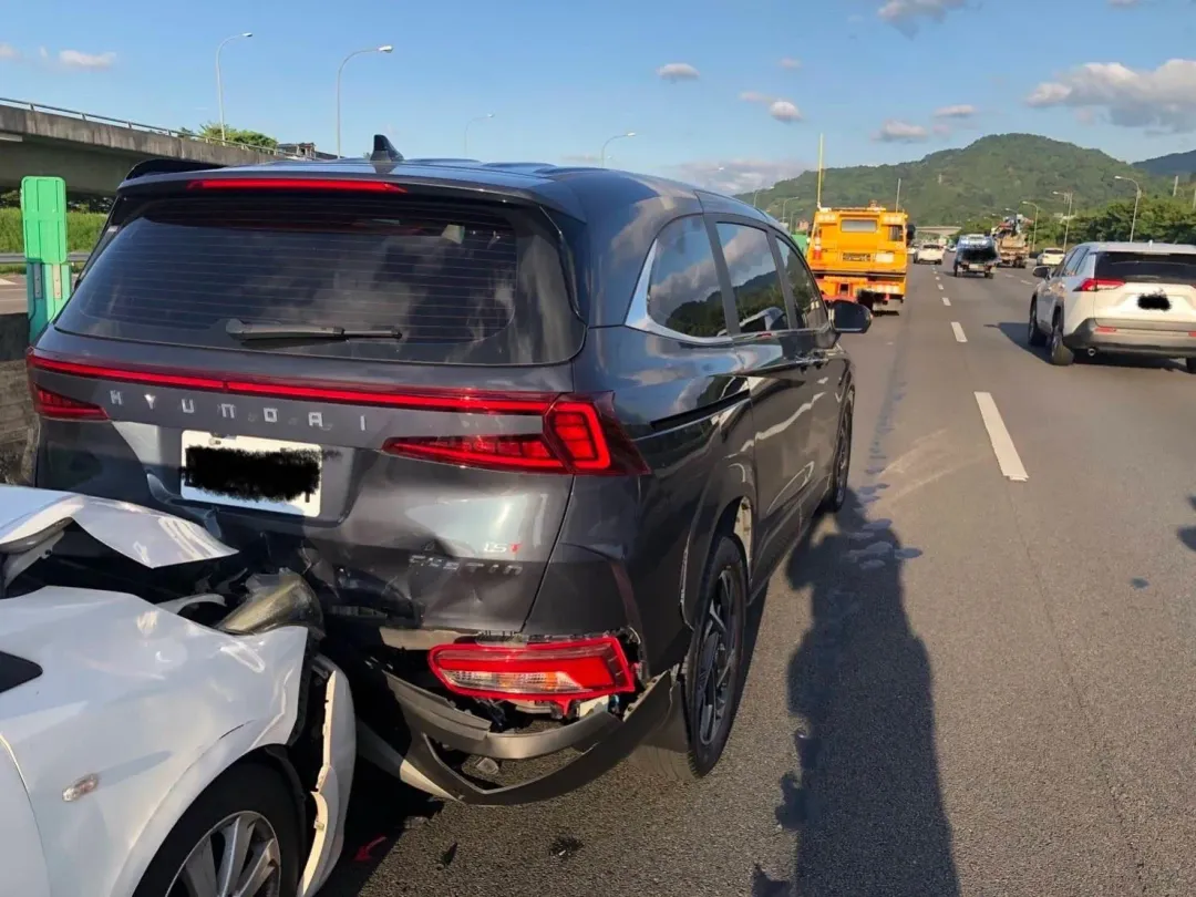追撞事故前方的車輛車頭、車尾也分別有毀損情形。（圖／翻攝畫面）