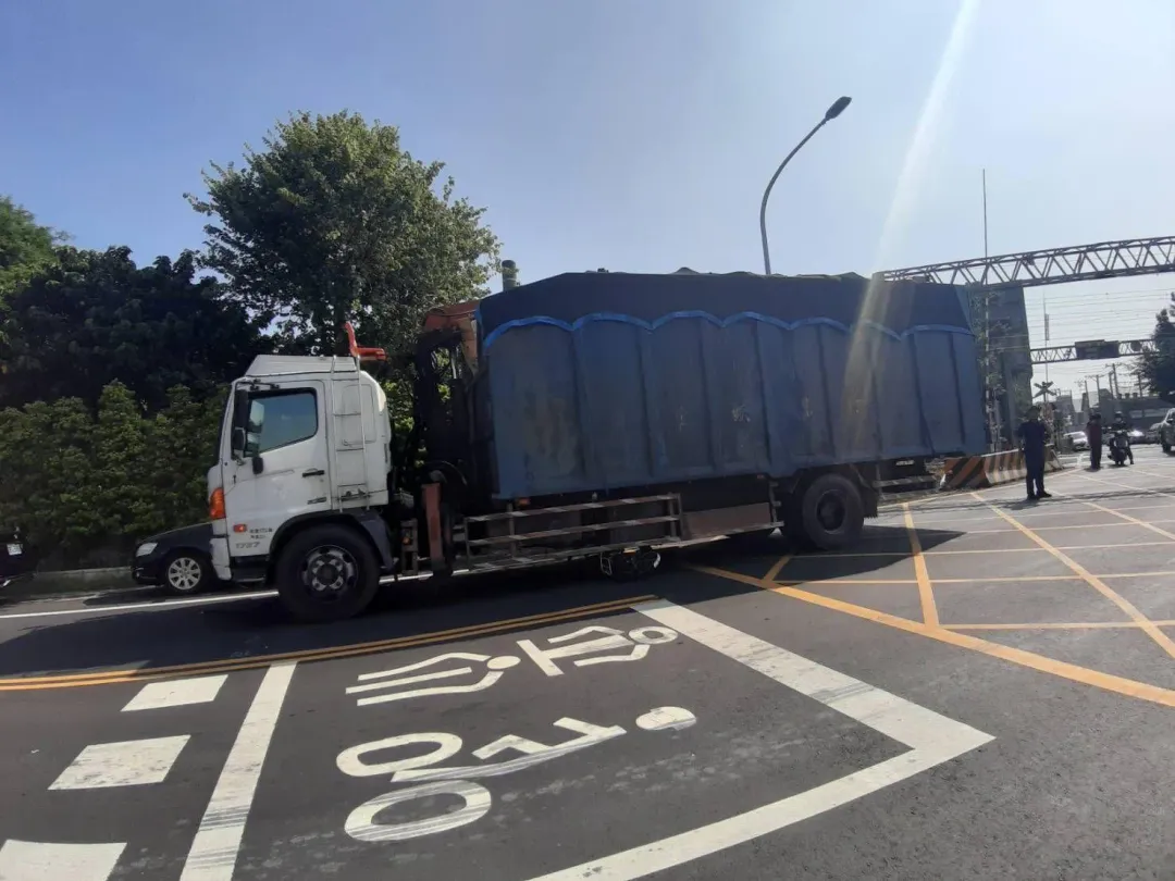 大貨車與腳踏車發生擦撞。（圖／翻攝畫面）
