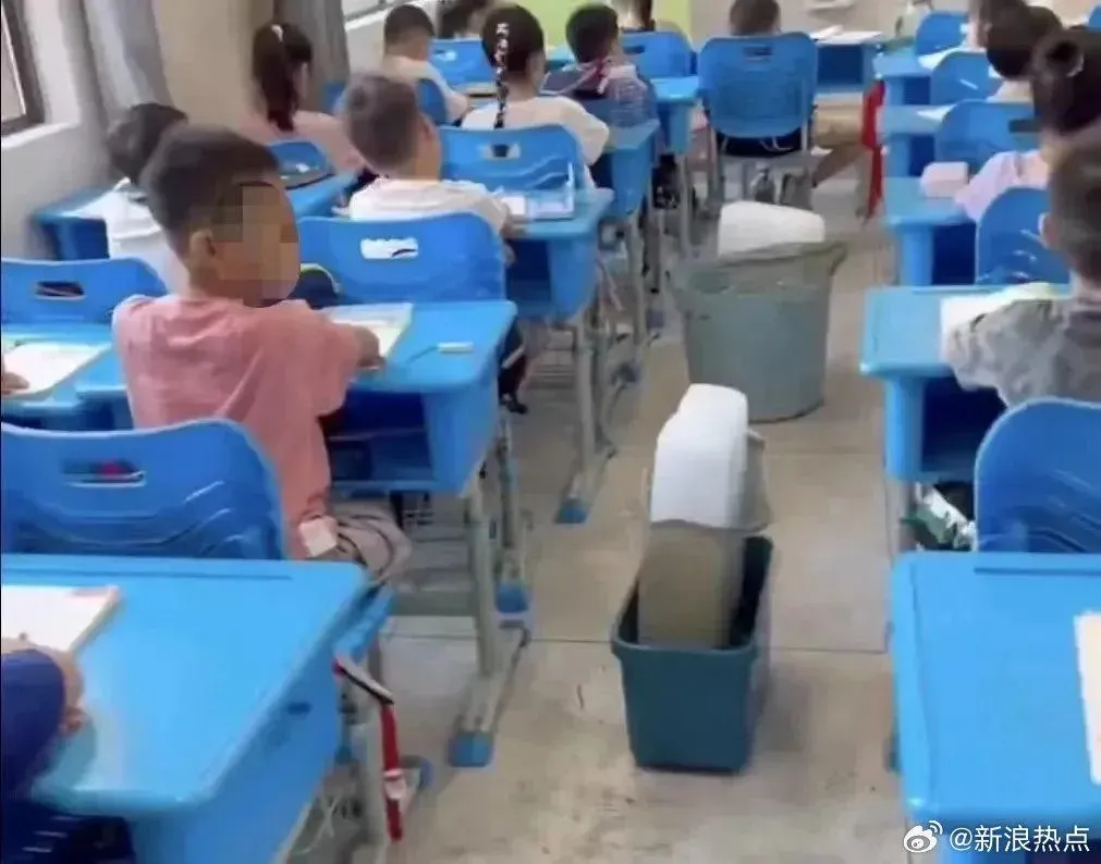 湖南小學教室沒冷氣,怕小孩熱昏家長急訂冰塊降溫。(圖/翻攝微博「新浪熱點」)