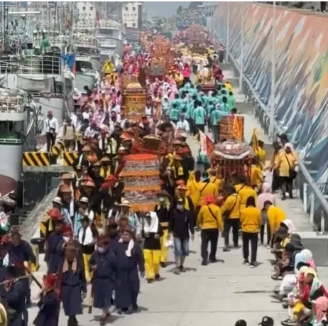 屏東小琉球最近舉辦迎王祭祈福,神轎隊伍4日遶境來到大福漁港。(圖/翻攝自Facebook@琉球迎王)