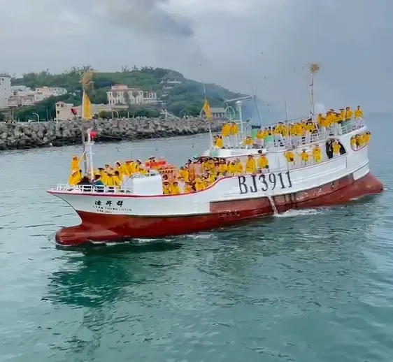 琉球迎王祭開始前,神轎會搭船繞行漁港,保佑漁民出海平安。(圖/中天新聞)