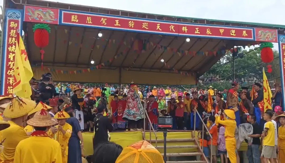 今年小琉球舉辦甲辰正科迎王祭,有恭迎王駕的儀式迎接神轎到來。(圖/中天新聞)