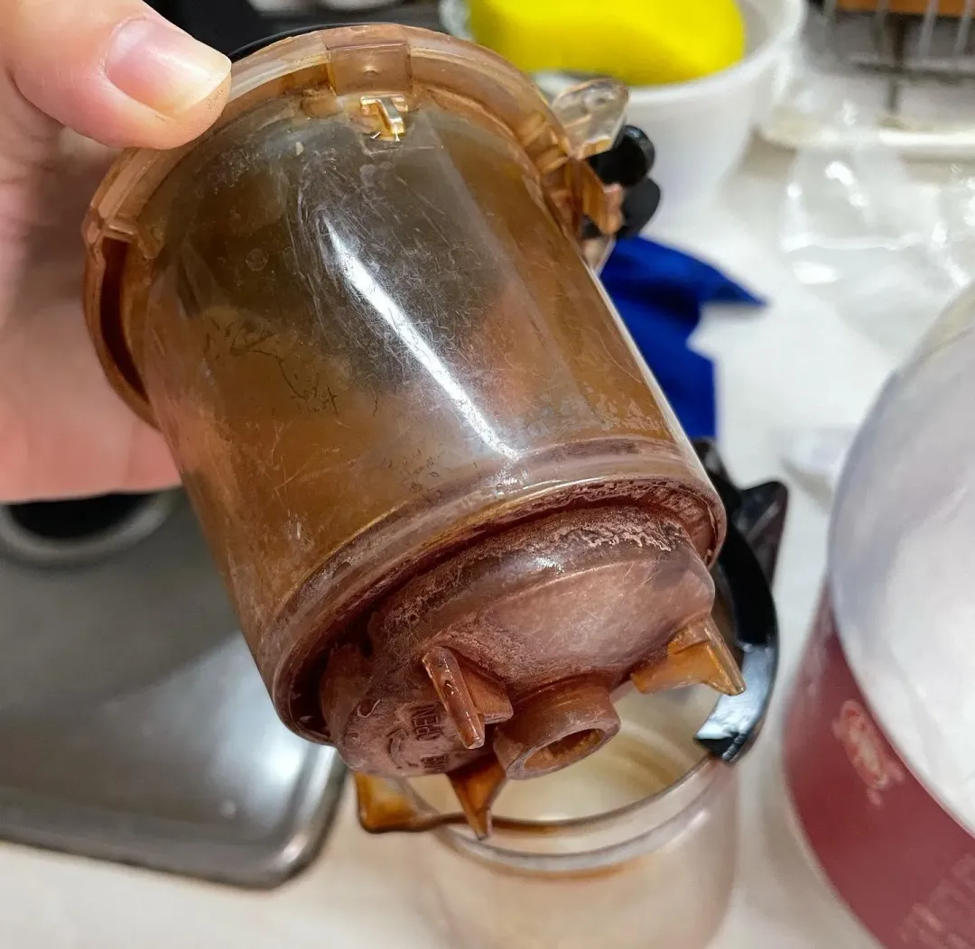 有網友表示,自家茶壺每次用完都會清洗,但長時間使用還勢必免不了垢漬累積,洗都洗不掉。(圖/翻攝自Threads)