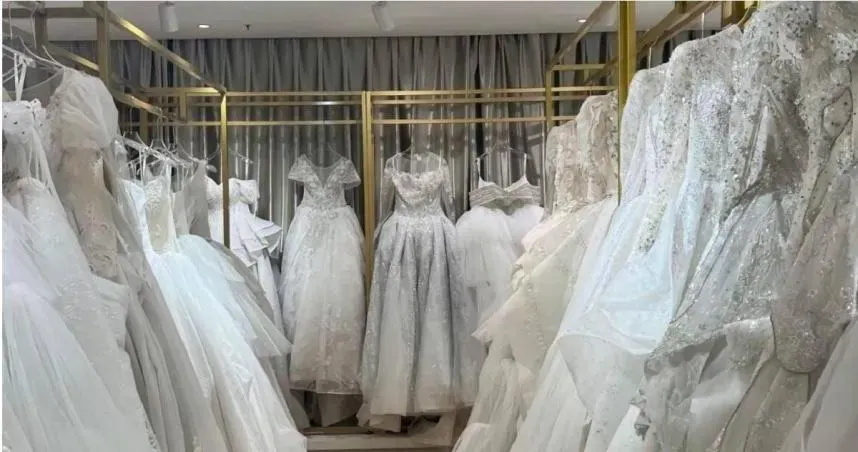 大陸山東省一名準新娘日前前往婚紗店試穿禮服時,竟遭店家以「衣服上有狐臭」為由,要求她支付近萬元台幣的賠償金。(圖/擷取自微博)