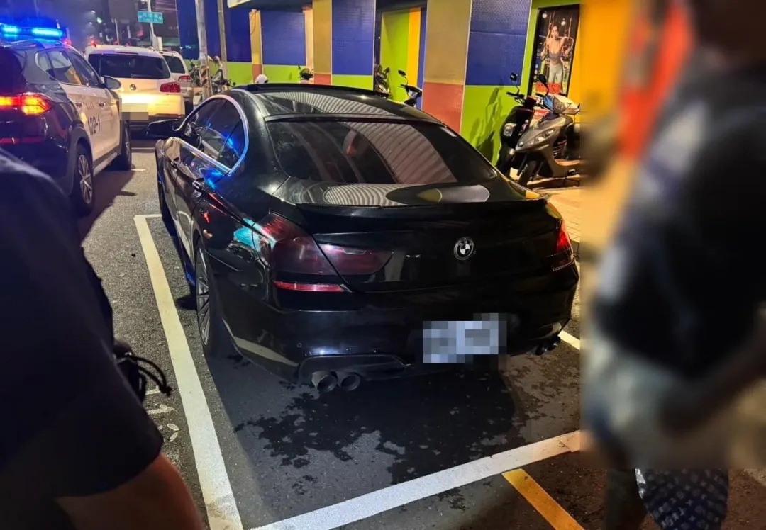 23歲的黃男因超速致原車牌遭吊銷,動歪腦經懸掛他車號牌行駛。(圖/警方提供)