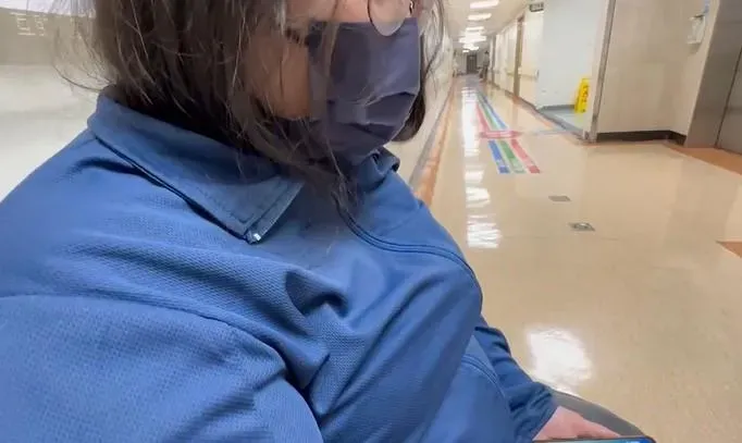阿嬤回憶起孫女的貼心,不禁崩潰痛哭。(圖/翻攝畫面)