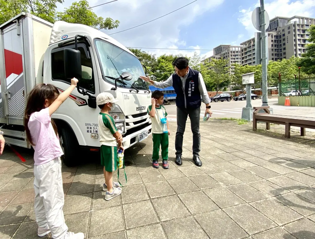 市府以模擬實境方式與學童互動體驗道路安全情境。(圖/台中市政府提供)