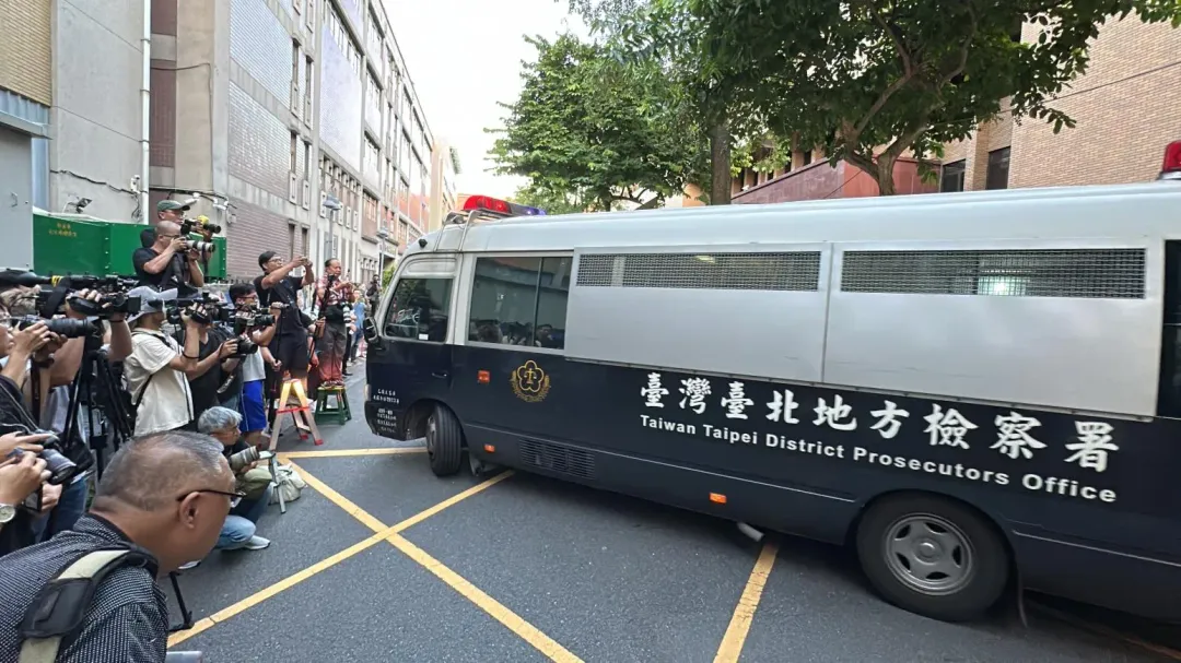 柯文哲上警備車。（圖／塗豐駿攝）
