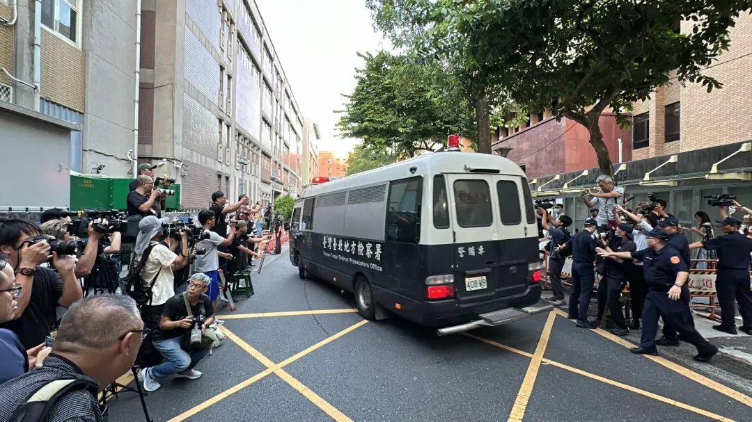 柯文哲搭囚車離開台北地院。(圖/塗豐駿攝)