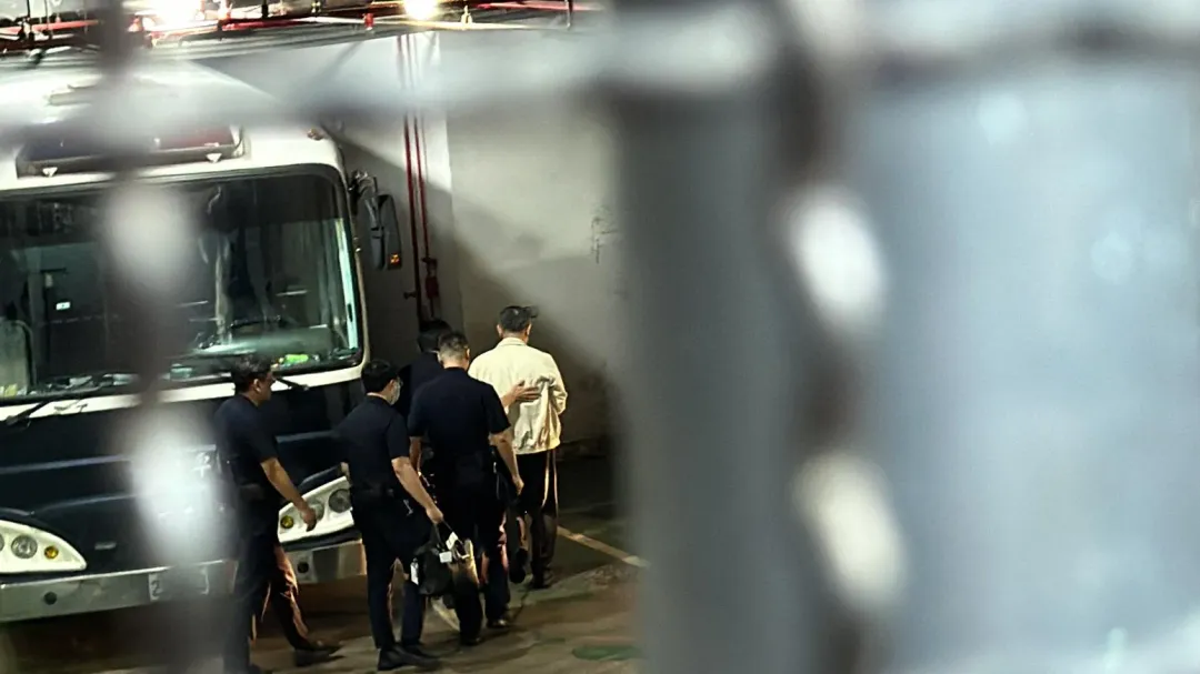 柯文哲遭裁定收押禁見後在警方戒護下坐上囚車。(圖/塗豐駿攝)