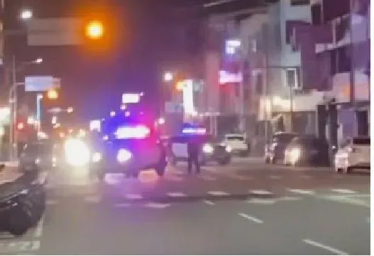 苗栗今(6日)凌晨2點許,警方在高鐵附近查獲一輛白色租賃車涉毒品案 。(圖/翻攝臉書苗栗大小事)