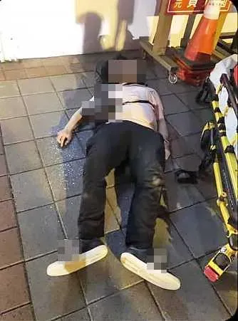 W男被控曾多次持刀進入派出所揚言自殘，被警方強制送醫。（圖／CTWANT）