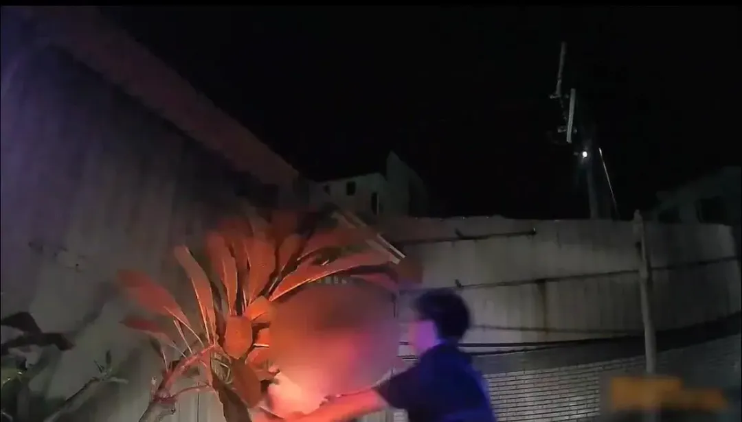 員警逮到騎士。(圖/警方提供)