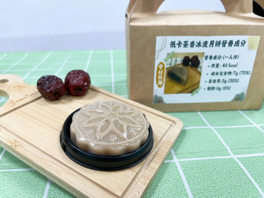 楊智凱推薦自行研發、民眾在家就能DIY完成的「低卡茶香冰皮月餅」。(圖/基隆醫院提供)