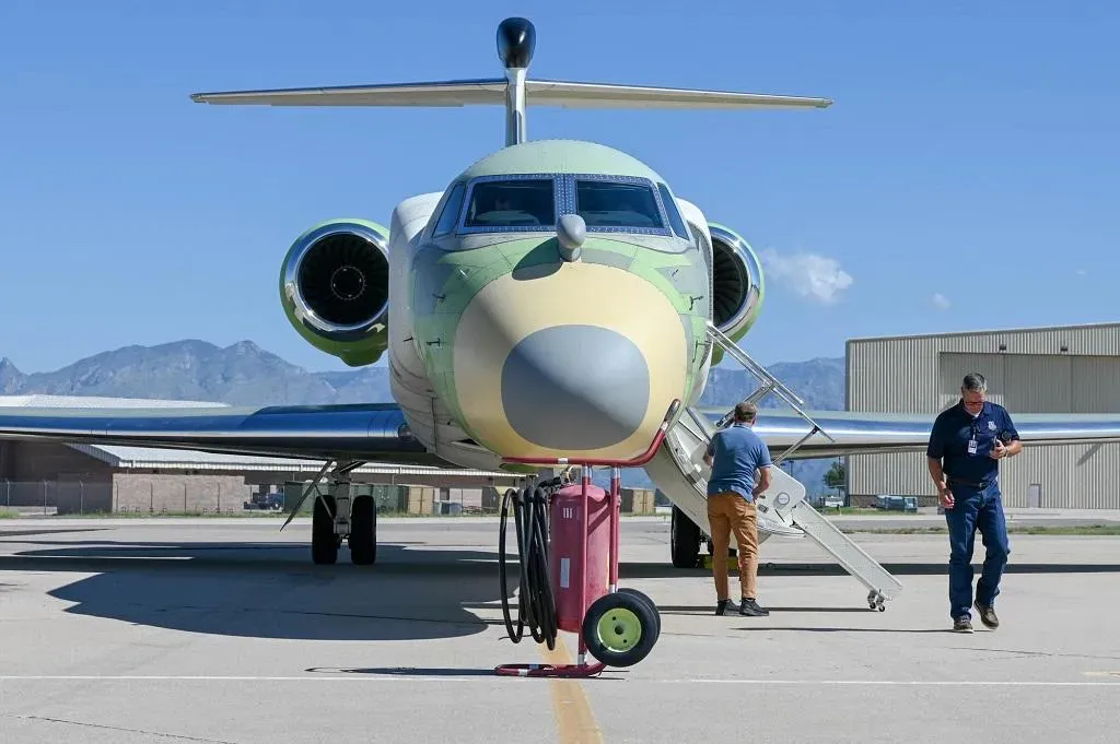 尚未漆上機體塗裝的EA-37B。(圖/美國空軍)