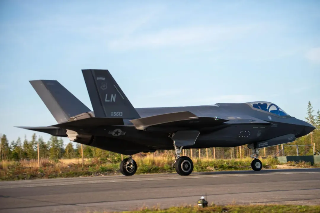 在芬蘭戰備道滑行的美軍F-35A。(圖/美國空軍)