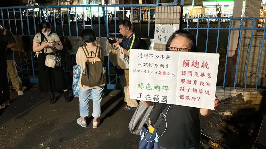 日前有小草到北所舉牌無聲抗議。（圖／塗豐駿攝）