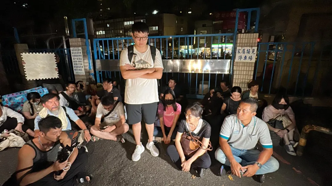 柯美蘭日前在北所外現身聲援柯文哲，並和小草們一起靜坐。（圖／塗豐駿攝）