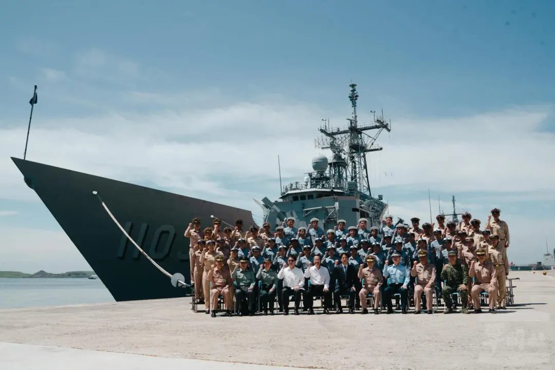 賴總統視導海軍鄭和號巡防艦，注意艦艏發射架裝上標準一型飛彈實彈。(圖/軍聞社)
