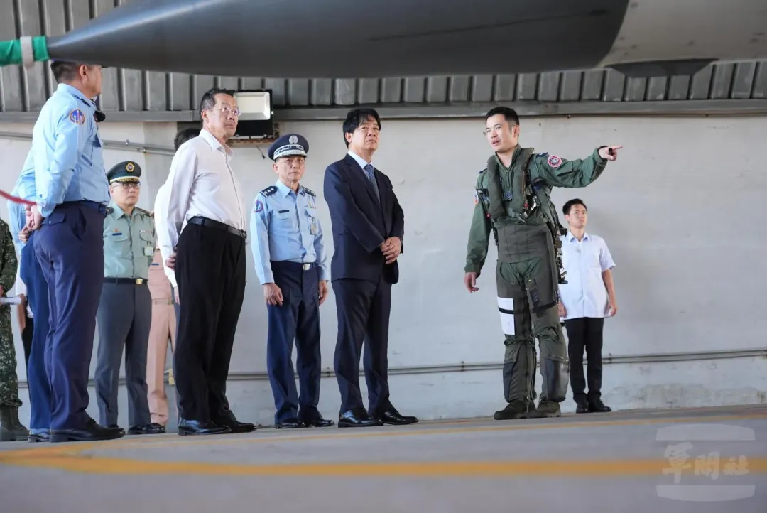 賴總統視導空軍經國號戰機。(圖/軍聞社)