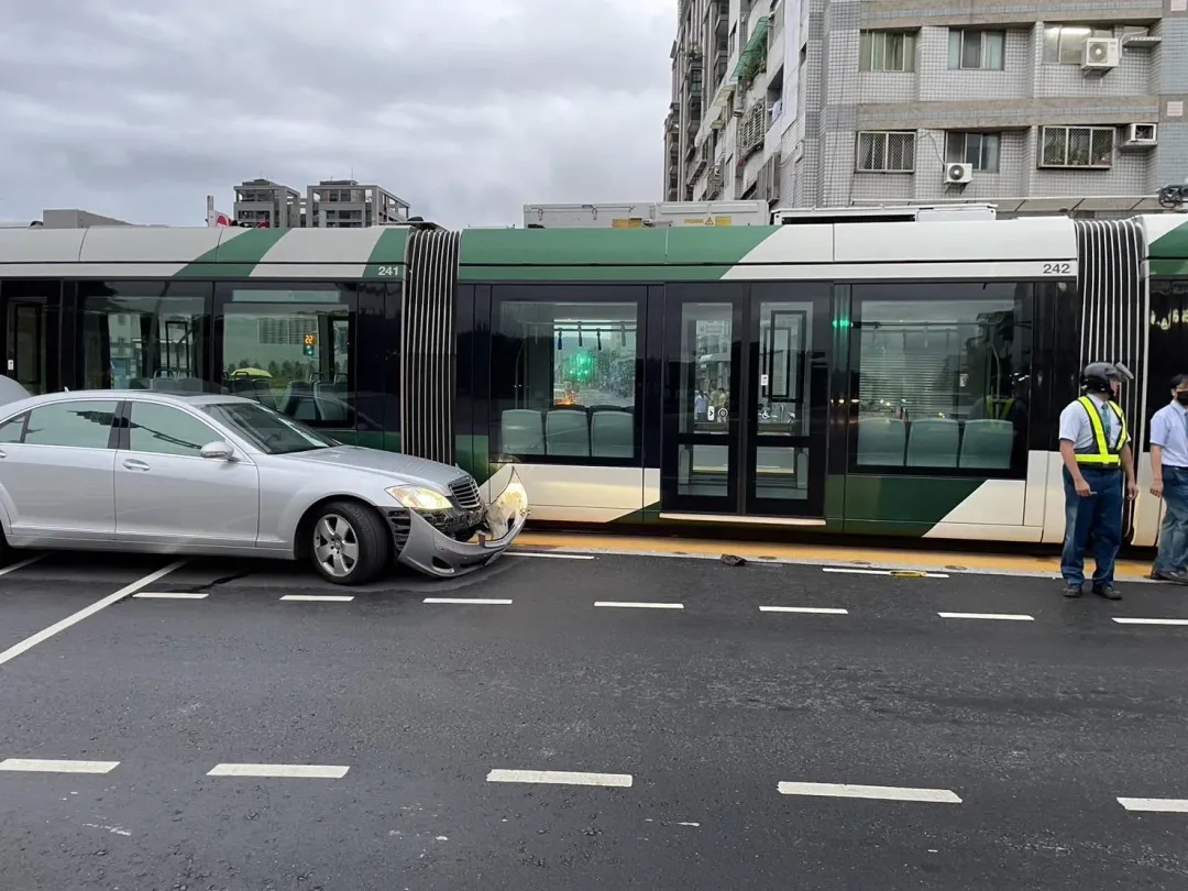 旅客與小汽車駕駛均無受傷。（圖／翻攝畫面）