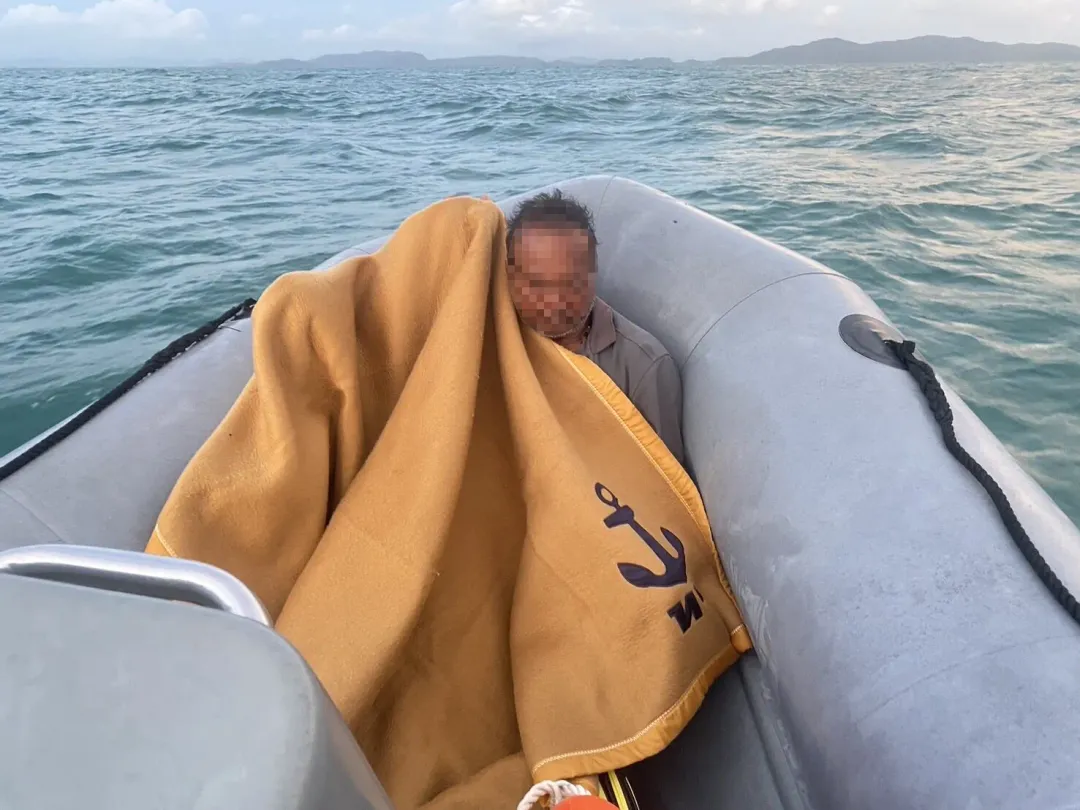 泰國1名漁船船員蘇特納跟船出海時不慎落水,第4天喝下海上漂浮的甘蔗汁才得以撐到上岸。(圖/翻攝自泰國海軍官網)
