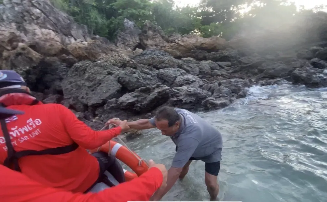蘇特納(右1)落水4天隨著海浪漂浮到沙敦府的島嶼,在泰國海軍協助下獲救。(圖/翻攝自泰國海軍官網)