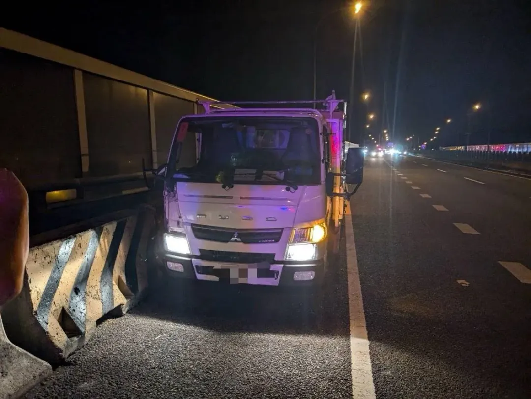 小貨車撞上駕駛。(圖/翻攝畫面)