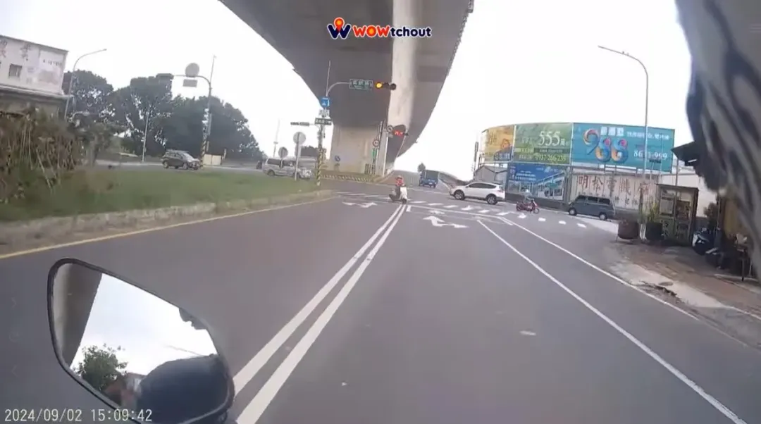 阿嬤突騎車闖進逆向道。(圖/WoWtchout - 地圖型行車影像分享平台授權提供)