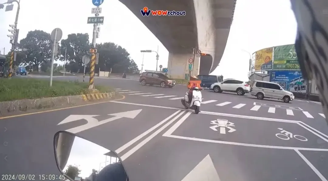 阿嬤未戴安全帽就上路,還不聽勸逆向騎車。(圖/WoWtchout - 地圖型行車影像分享平台授權提供)