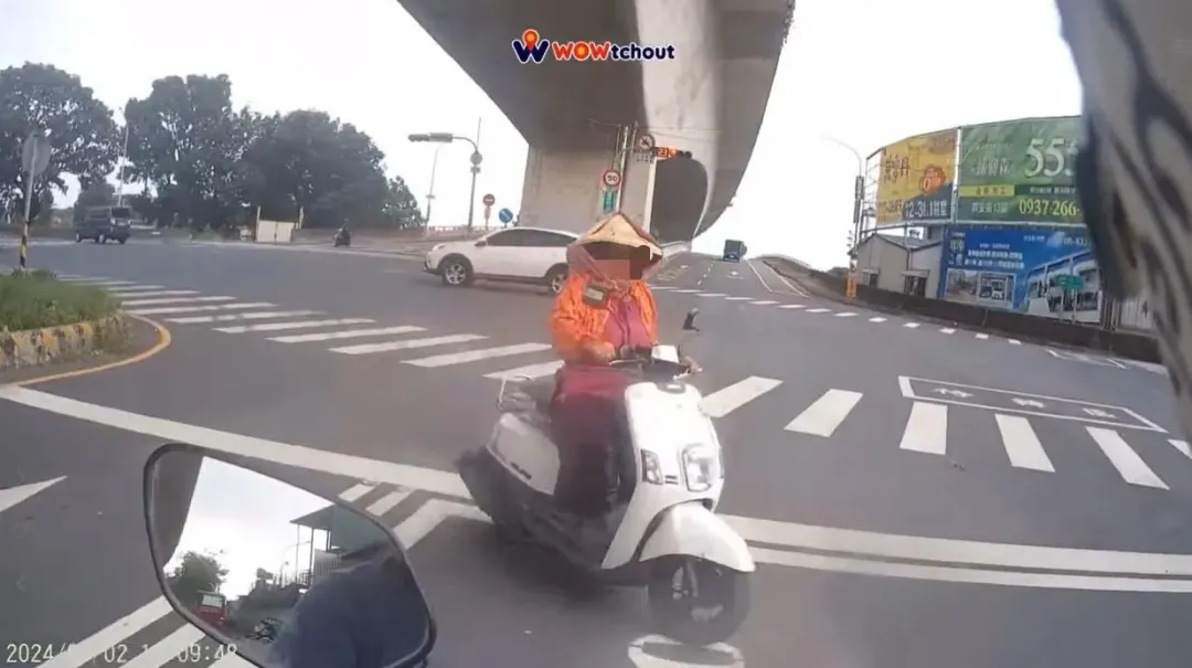 阿嬤直撲女騎士。(圖/WoWtchout - 地圖型行車影像分享平台授權提供)