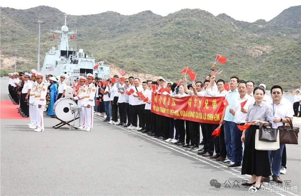 據「中國軍號」7日報導，大陸駐越南武官姜波，胡志明市總領館副總領事徐州等總領館工作人員，越南海軍官兵、華人華僑代表等約120人到碼頭迎接。（圖／翻攝自微博）