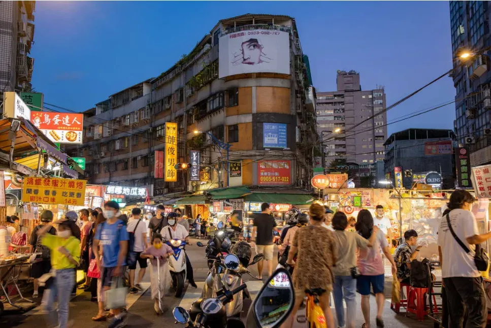 樂華夜市至今將近半世紀，夜市內有超過300家攤商提供各式吃喝玩樂服務。（圖／翻攝自新北市觀光旅遊網）