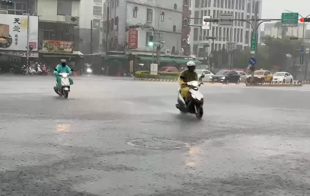氣象署提醒，明天鋒面接近、7日影響，7日是未來一週降雨最劇烈的一天，全台防雷雨。（圖／中天新聞）